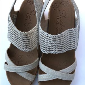 Sketchers Luxe Foam Wedge sandals  New W/O tags size 6